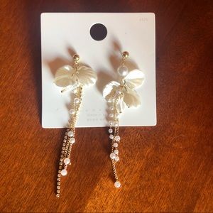 NWT white dangle earrings perfect for bridal